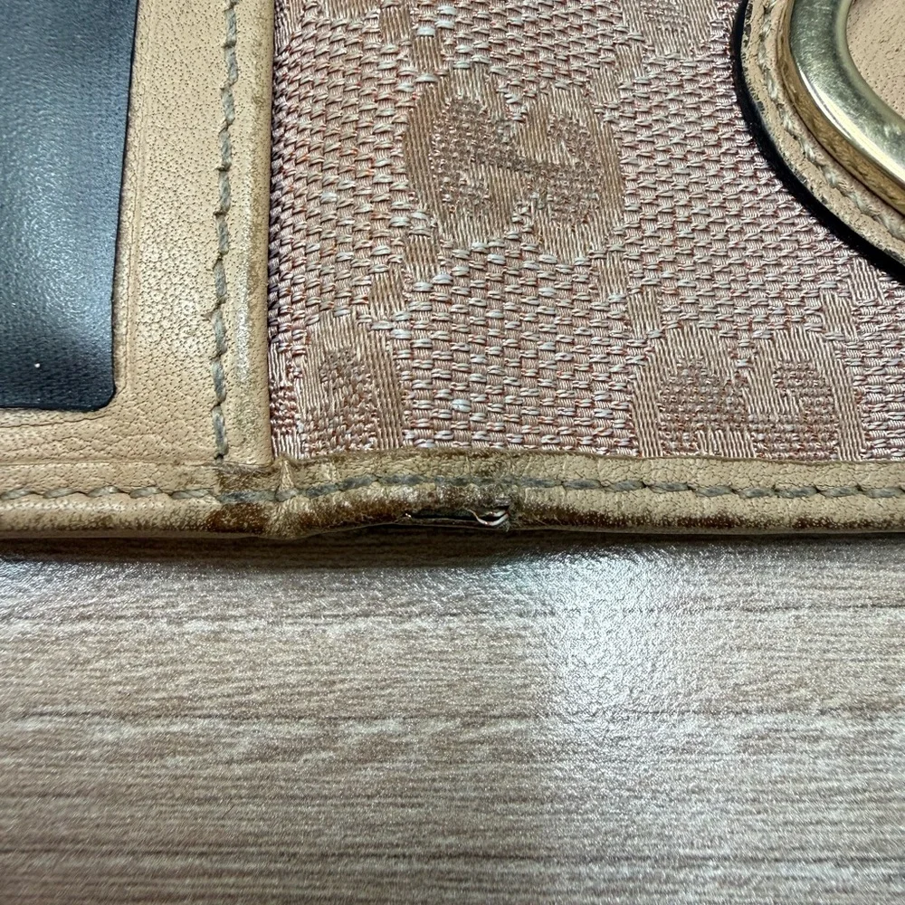 Authentic Gucci Bi-fold Card Holder with Heart Emblem - Picture 12 of 12